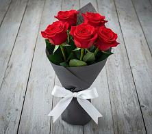 Букет 5 Красных роз Эдлесс Лав в Подхожее
