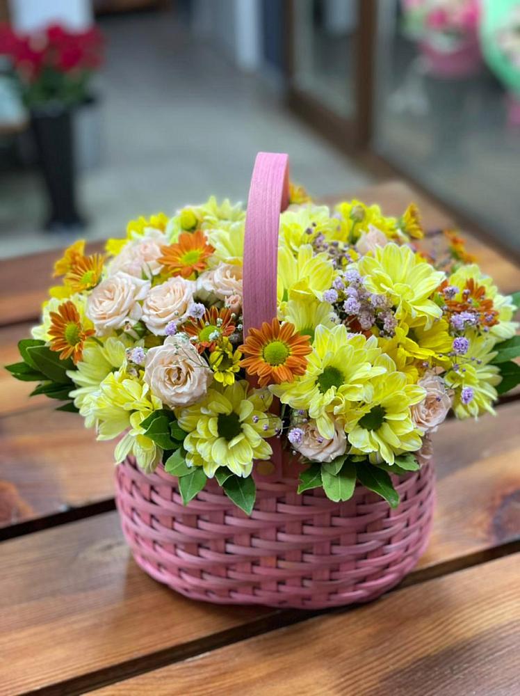 Цветочная композиция из Хризантемы и Розы в корзине в Подхожее