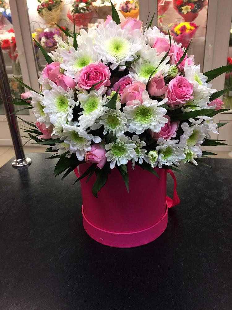 Цветочная композиция из Розы и Хризантемы в шляпной коробке в Подхожее