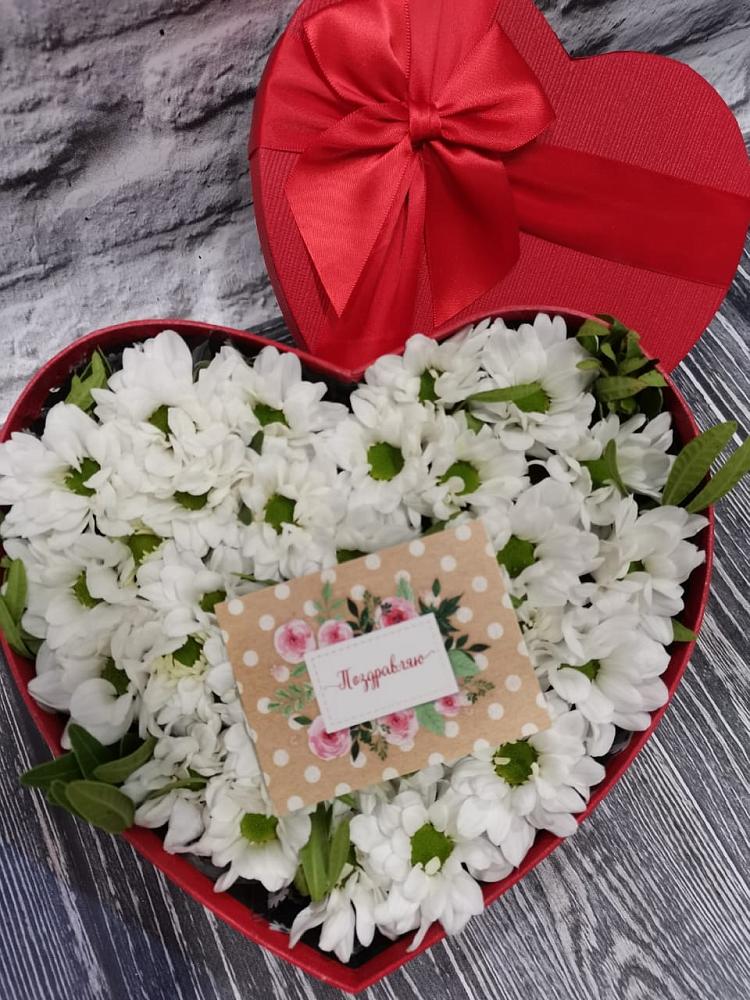 Цветочная композиция из Хризантемы в виде сердца в Подхожее