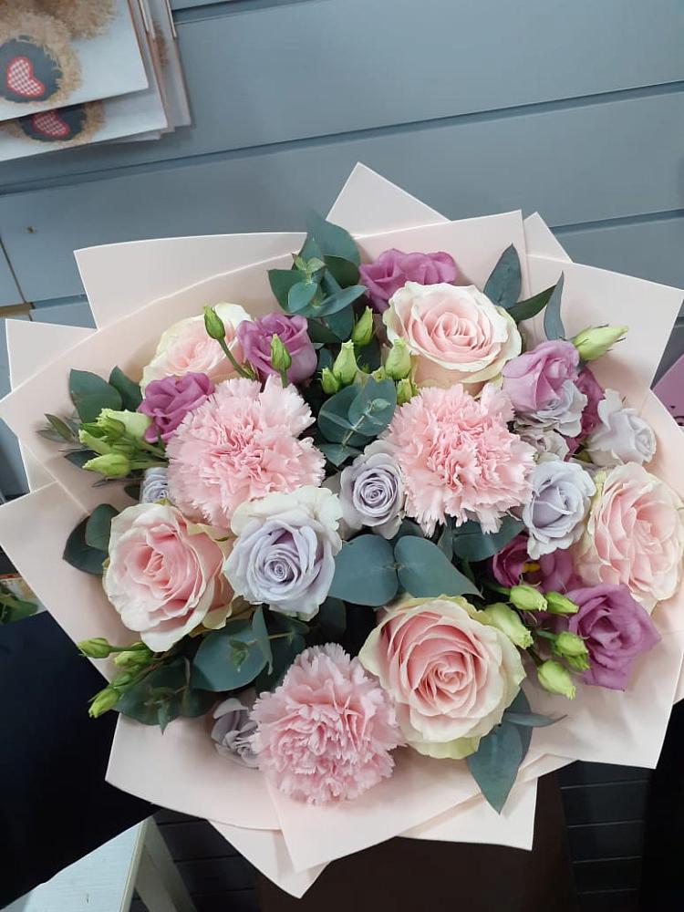 Букет цветов из: Розы, Гвоздики и Лизиантусы в Подхожее